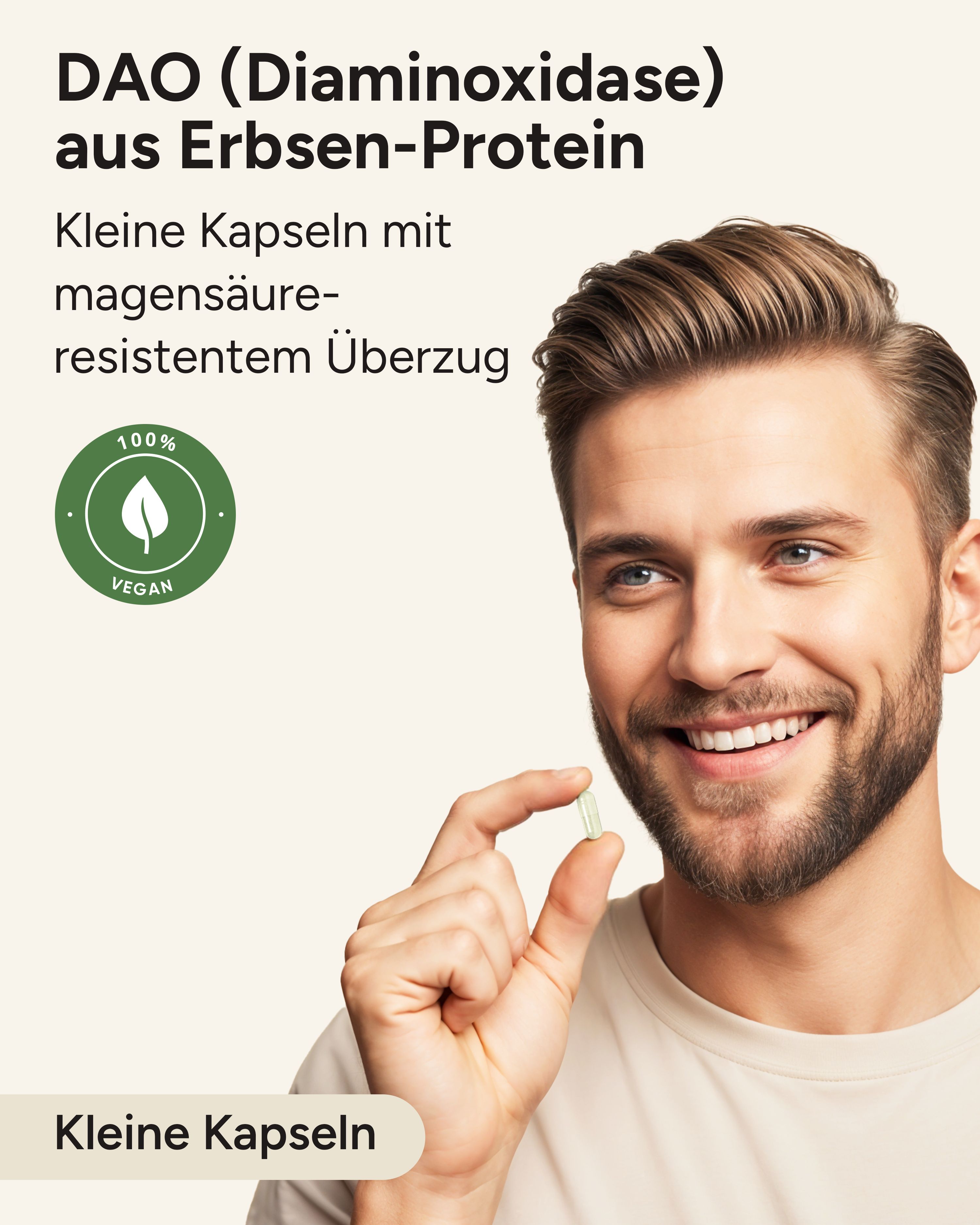 Mann hält Kapsel. Text: DAO (Diaminoxidase) aus Erbsen-Protein. Kleine Kapseln mit magensäureresistentem Überzug. 100% vegan.
