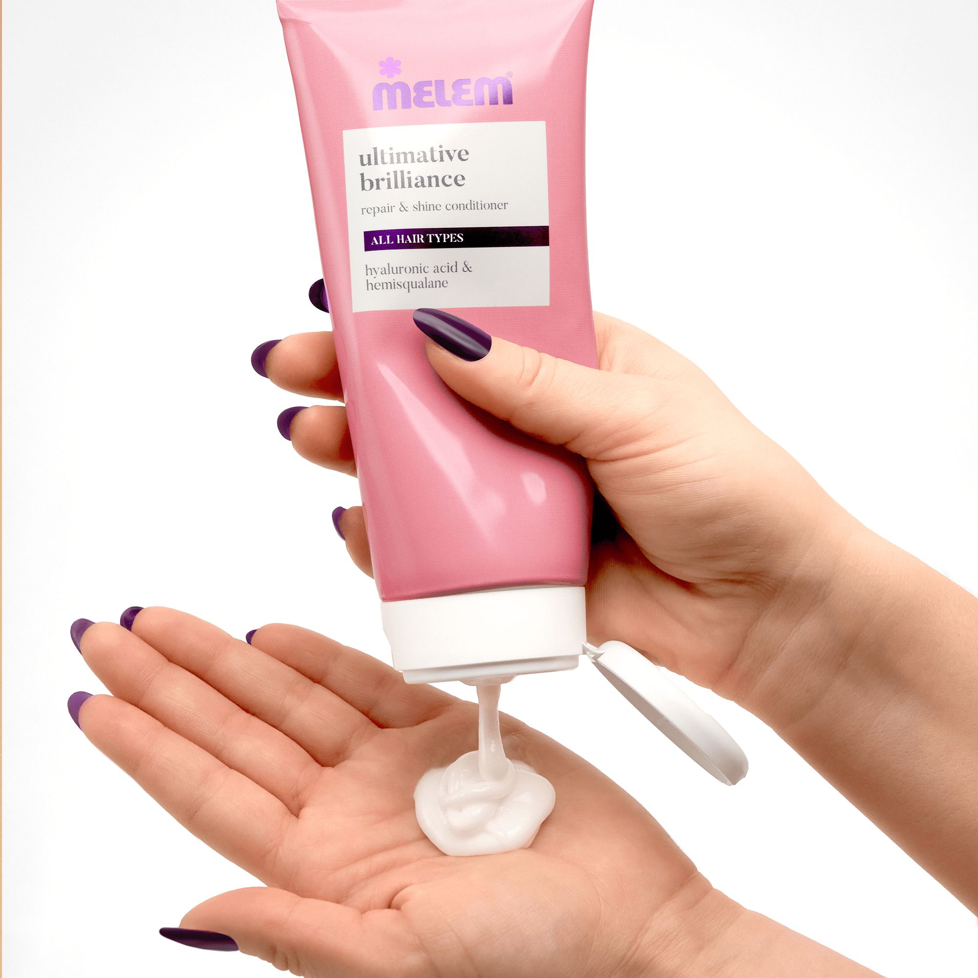 Rosa Tube, Produkt entleert in Hand. Aufschrift: Melem, ultimative Brilliance, Repair & Shine Conditioner. Für alle Haartypen.