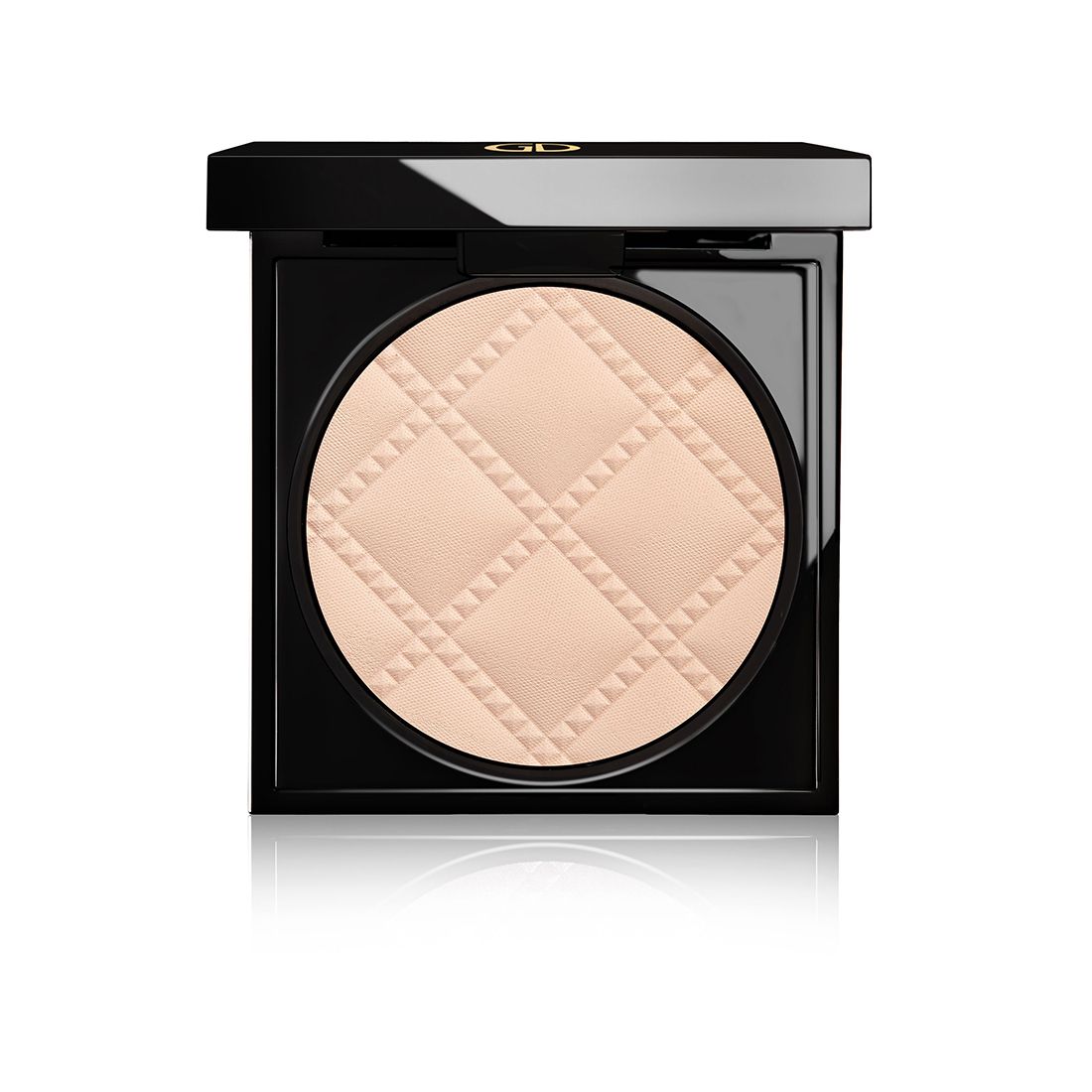Kompaktpuder in schwarzer quadratischer Hülle. Beige Puder mit geprägtem Muster. Schwarzer Deckel mit goldenem Logo.