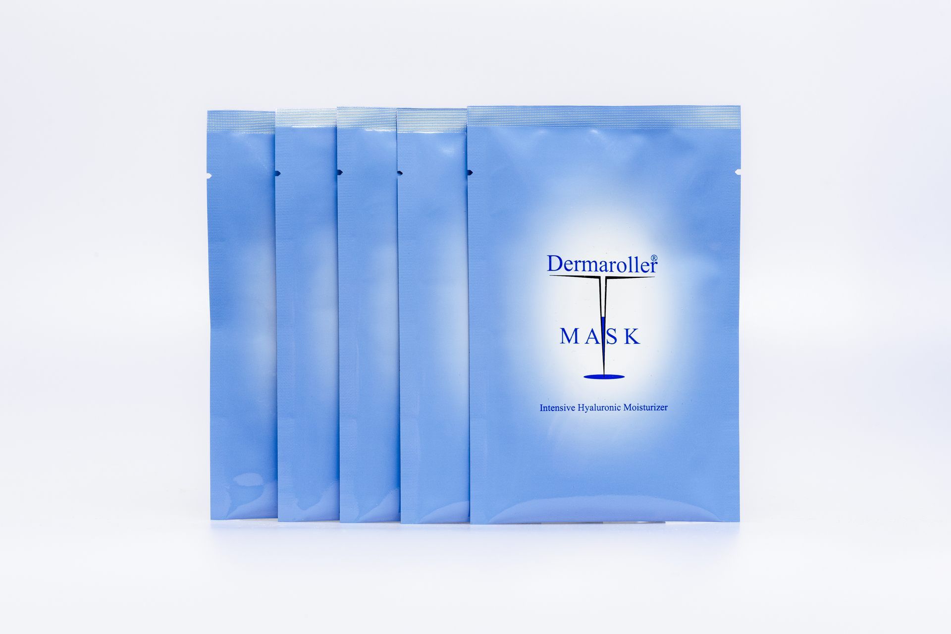 Fünf einzeln verpackte Dermaroller Masken in blauen Beuteln, Nahaufnahme.