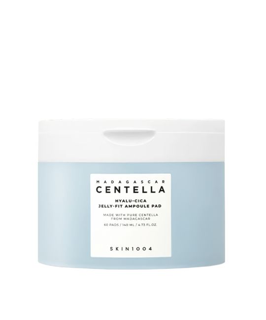 Blau-weißer Behälter mit Deckel. Aufkleber mit Text: CENTELLA, HYALU-CICA JELLY-FIT AMPULE PAD, SKIN1004. 60 Pads.