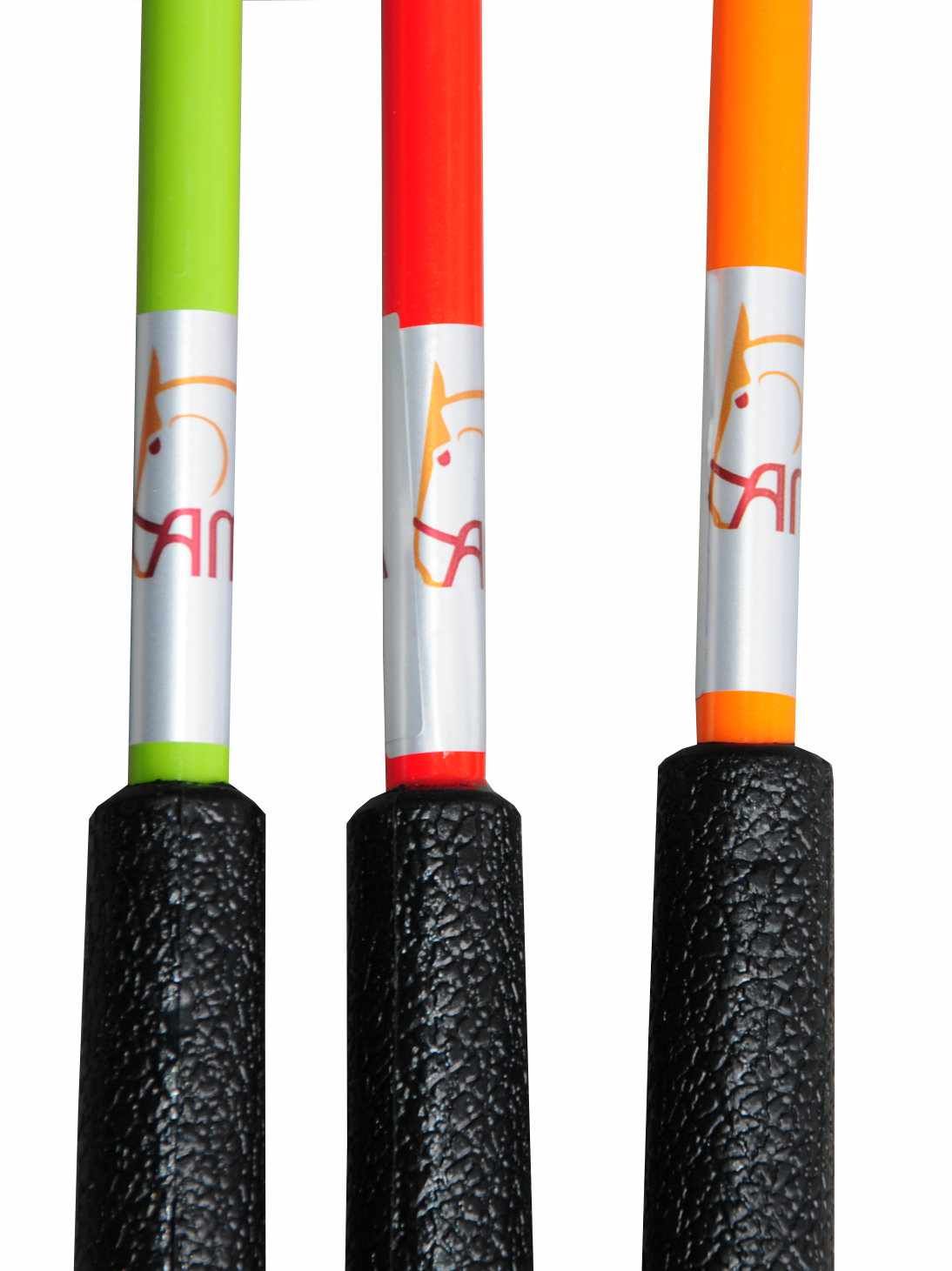 Drei Kontaktstöcke mit farbigen Spitzen und AMKA-Logo. Schwarze Griffe. Grün, rot und orange.
