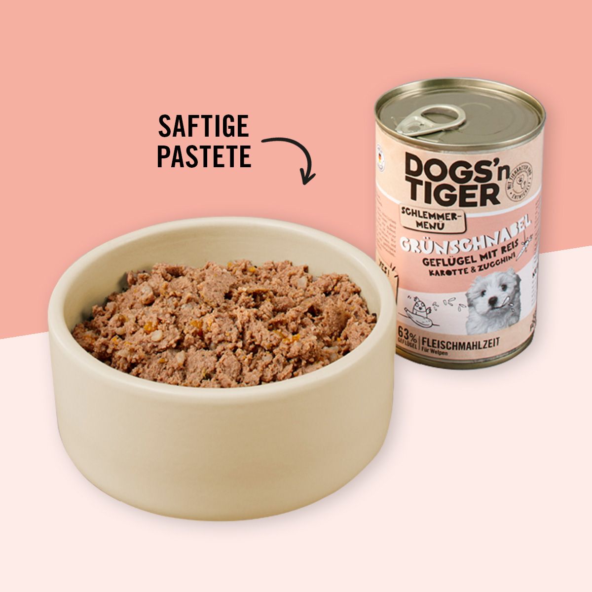 Hundefutter in einer Schüssel und eine Dose daneben. Auf der Dose steht: Dogs'n Tiger, Grünschnabel, Geflügel mit Reis, Karotte & Zucchini.