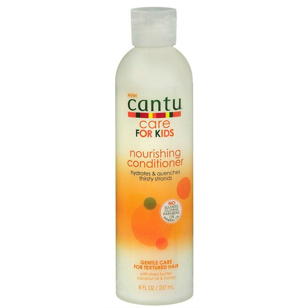 Weiße Flasche Cantu Care For Kids Conditioner. Etikett mit orangefarbenen und gelben Kreisen. Text: Nourishing Conditioner.