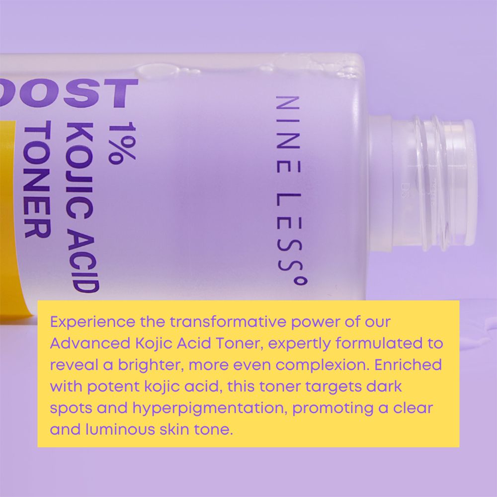 Produktflasche mit gelbem Deckel. Aufschrift: NINE LESS, B-Boost 1% Kojic Acid Toner. Text über die Vorteile. Lila Hintergrund.
