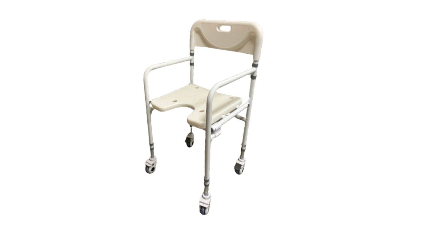 Duschstuhl mit Rädern, klappbar. Beige Sitzfläche und Rückenlehne, weißes Gestell, Armlehnen. Vier Räder.