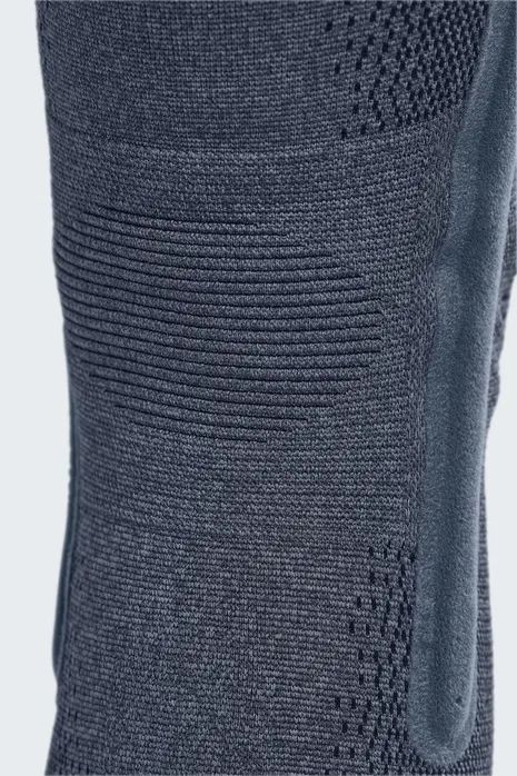 Dunkelgraue Kniebandage aus Strickmaterial mit gerippten Zonen und atmungsaktiven Netzbereichen.