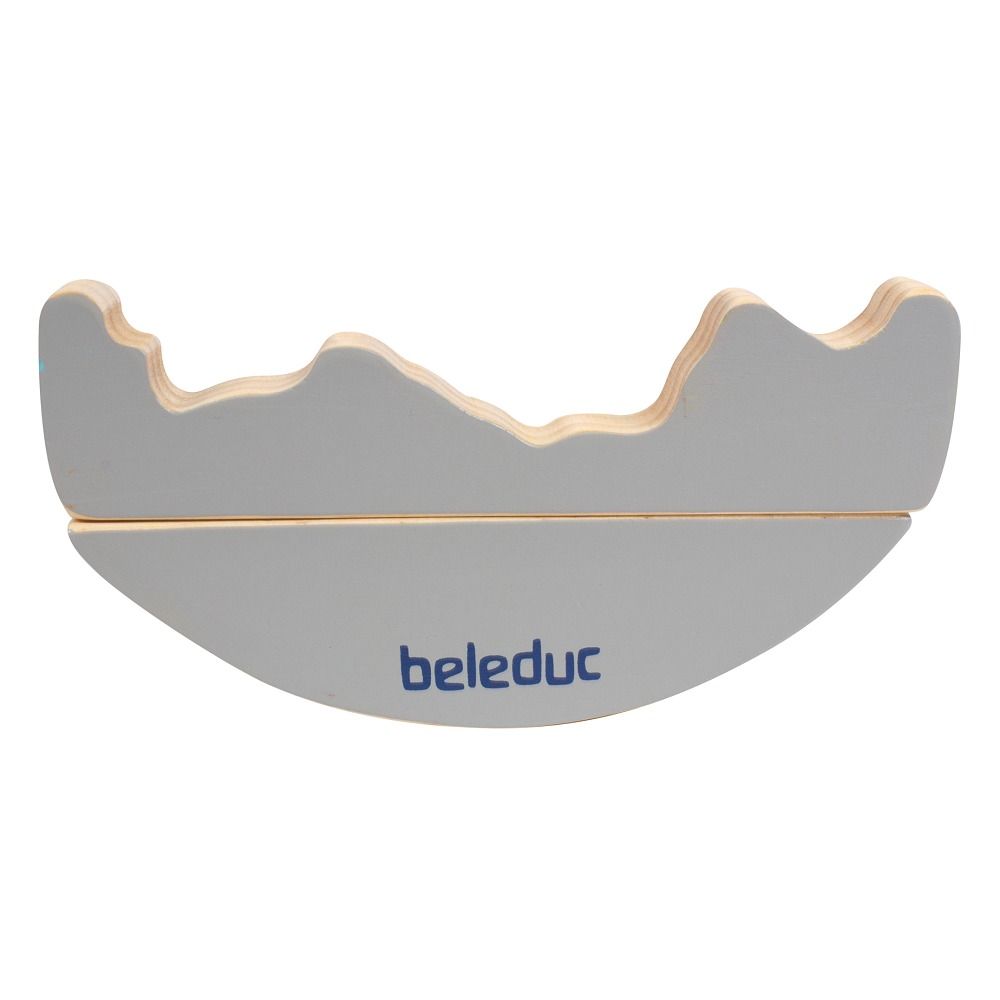 Graues, geschwungenes Holzspielzeug mit dem Schriftzug "beleduc".