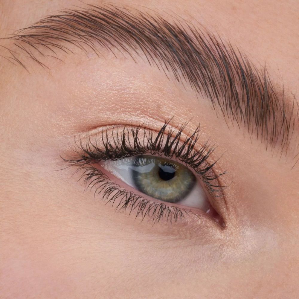 Nahaufnahme eines Auges. Grüne Augenfarbe. Lange Wimpern. Augenbrauen.