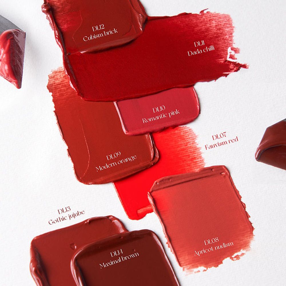 Verschiedene Farbtöne des Lippenprodukts. Beschriftung: DL2 Cubism brick, DL11 Dada chill, DL10 Romantic pink.