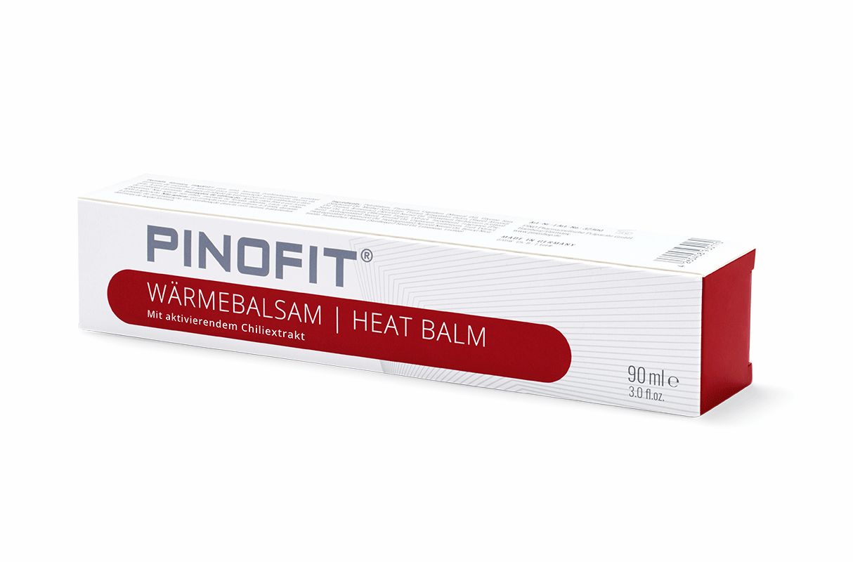 Weiße Verpackung mit rotem Akzent. Aufschrift: PINOFIT, Wärmebalsam | Heat Balm. Volumen: 90ml.