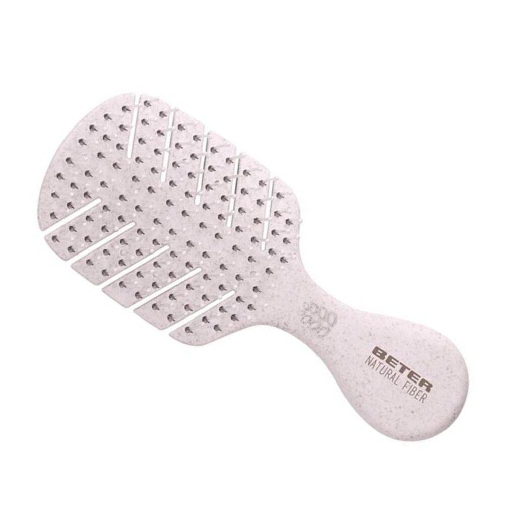 Helle Entwirrbürste aus Naturfaser mit flexiblen Borsten und Belüftungslöchern.