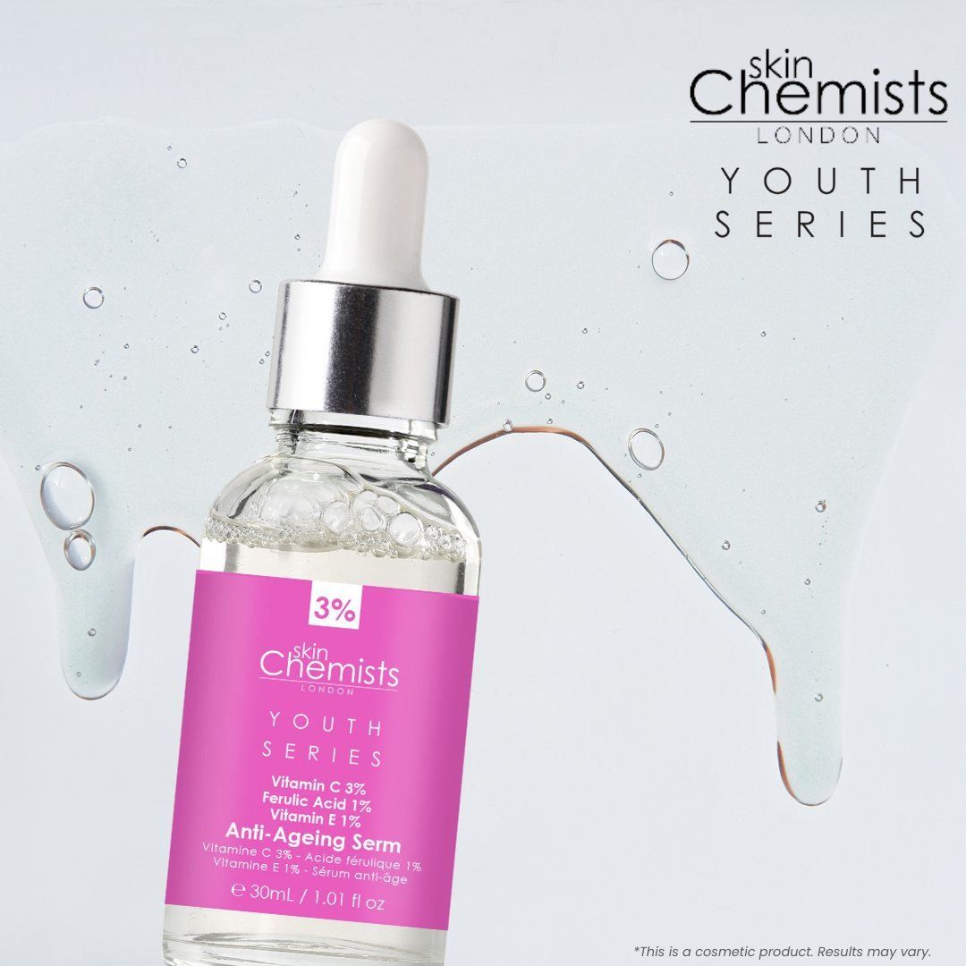 SkinChemists Anti-Aging Serum Flasche mit Serum-Tropfen im Hintergrund.