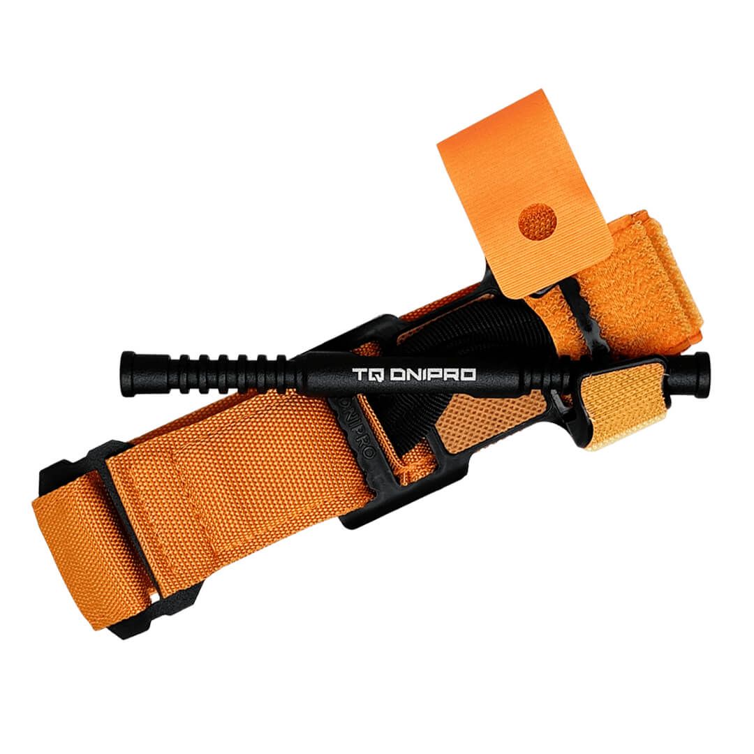 Orange Tourniquet mit schwarzem Windengriff, Klettverschluss und Sicherungsschlaufe.