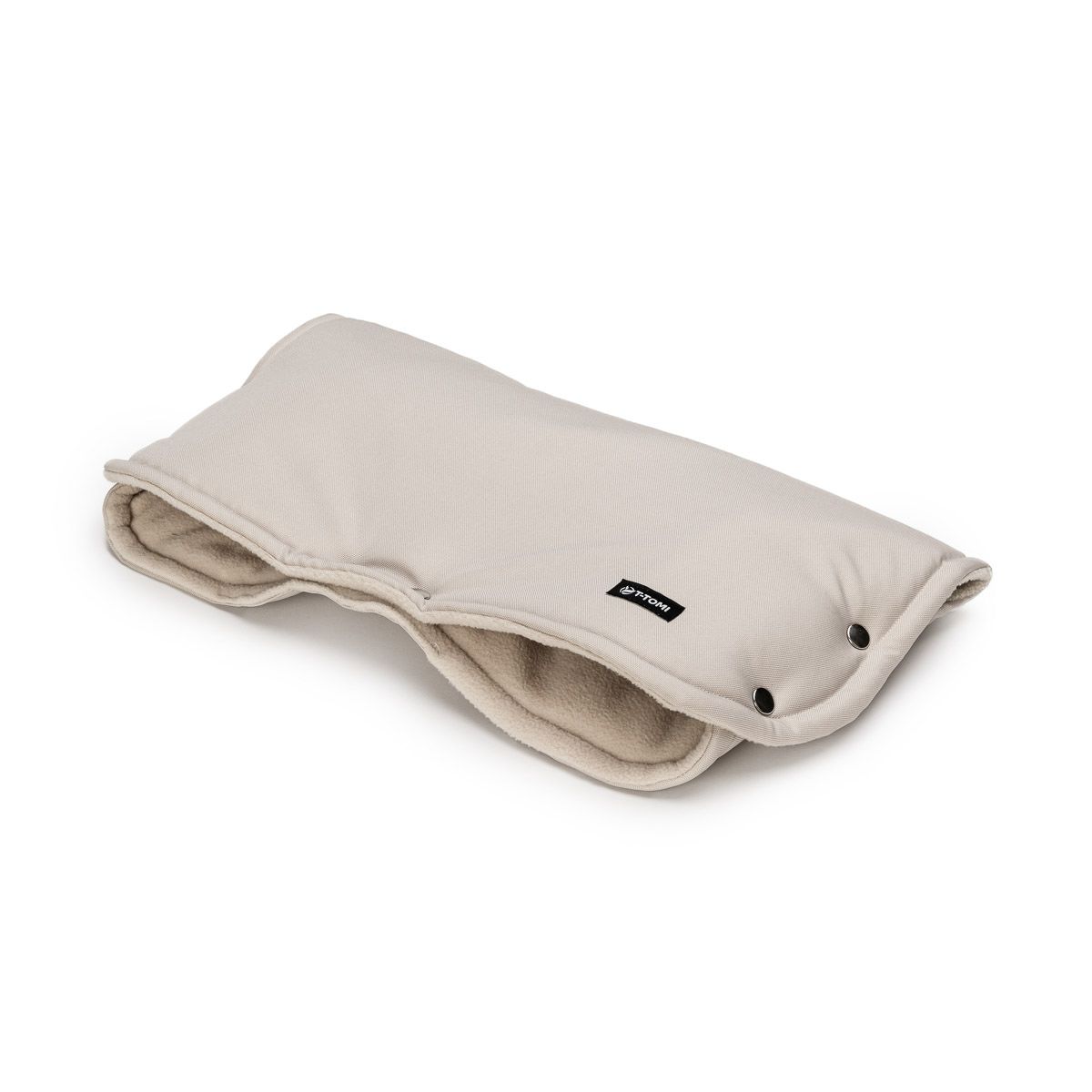 Beiger Fußsack mit zwei Druckknöpfen und einem schwarzen Etikett.