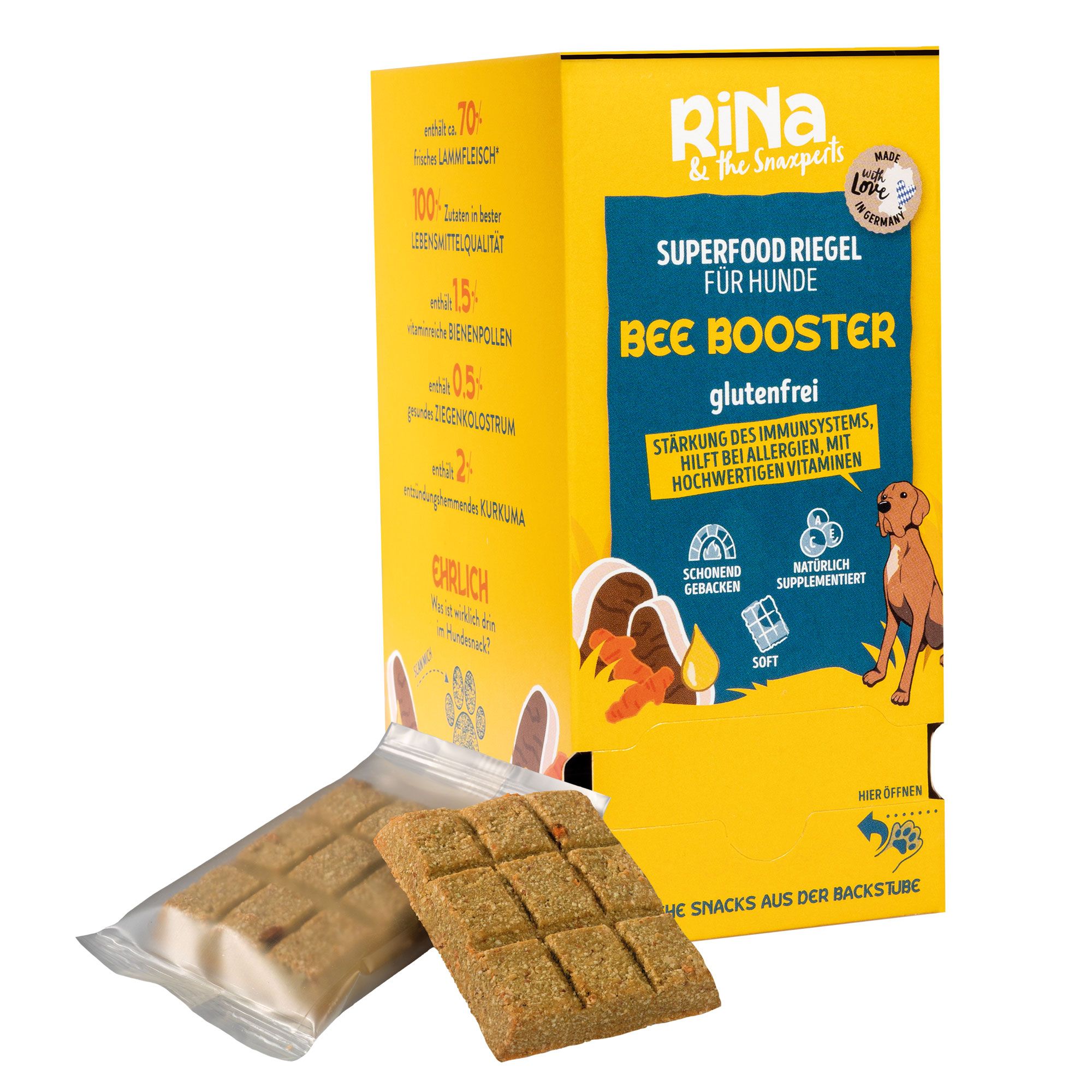 Verpackung mit Hundesnacks. Ein Riegel in Folie und ein weiterer daneben. Aufschrift: BEE BOOSTER, glutenfrei.