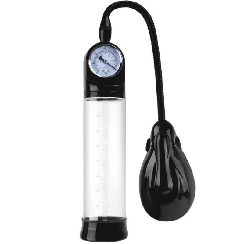 Transparente Penispumpe mit Manometer, schwarzem Zylinder und Pumpe. Schlauch verbindet Zylinder und Pumpe.