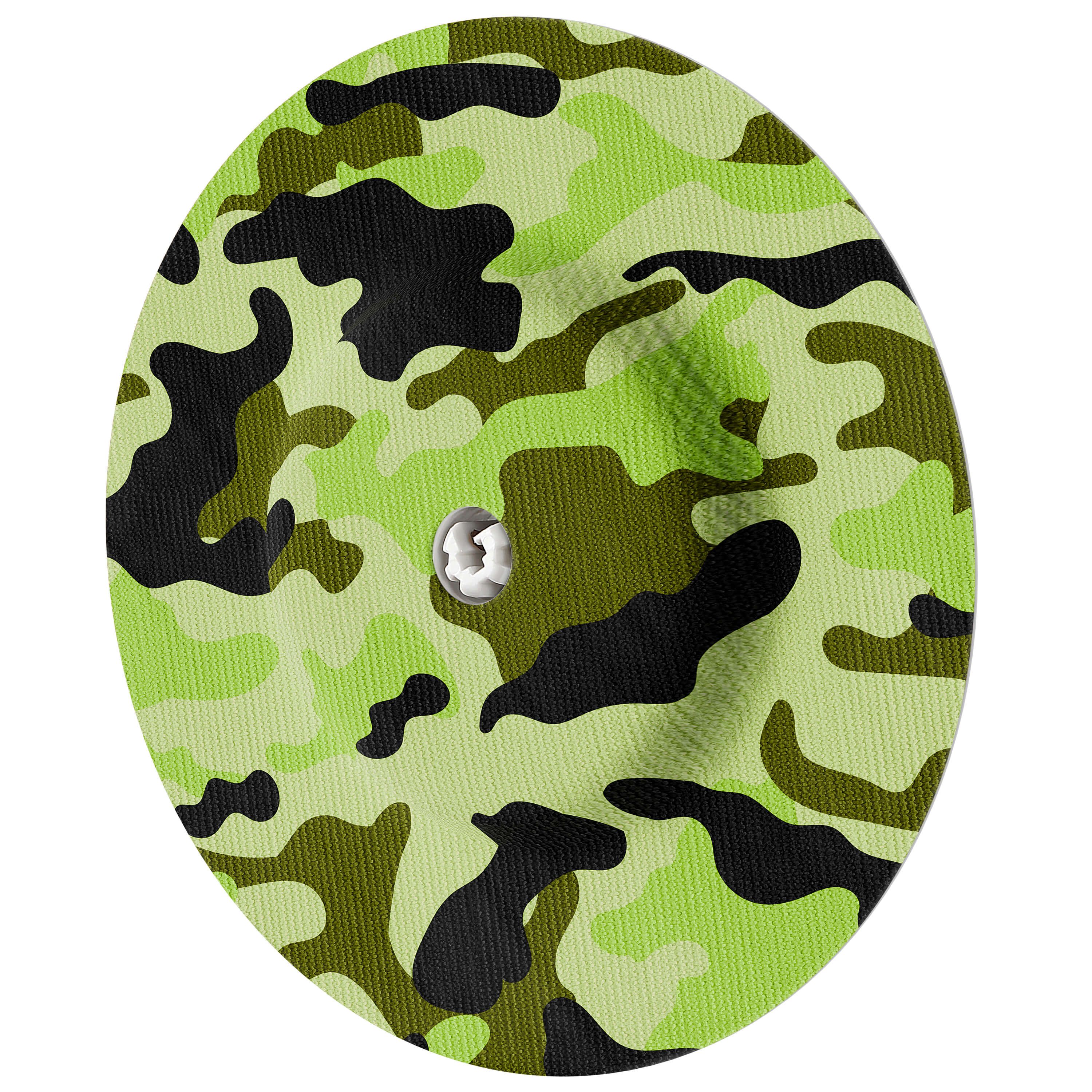 Runder Aufkleber mit Tarnmuster in Grün, Schwarz und Braun. Zentrales Loch mit weißem Einsatz.