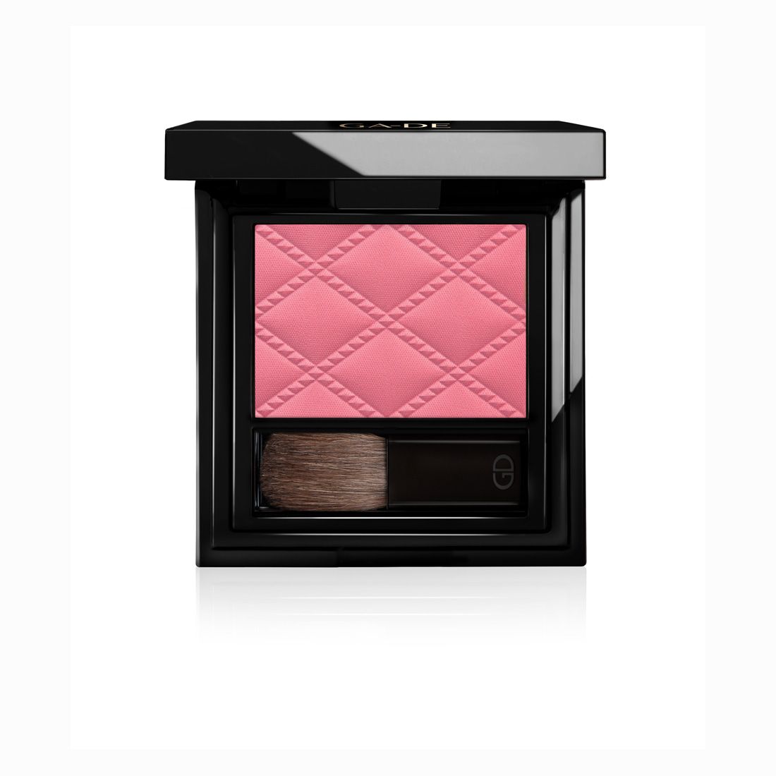 Rosa Puder-Blush in quadratischer, schwarzer Kompaktverpackung mit Pinsel. Geprägte Oberfläche.