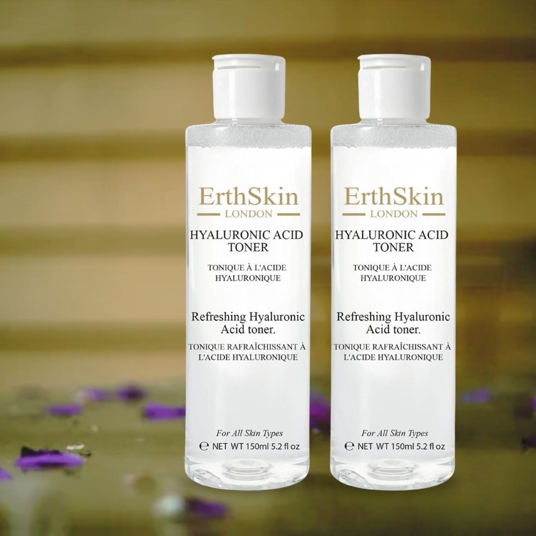 Zwei Tonerflaschen mit weißem Deckel. Aufschrift: ErthSkin London, Hyaluronsäure Toner. Text in Englisch und Französisch.