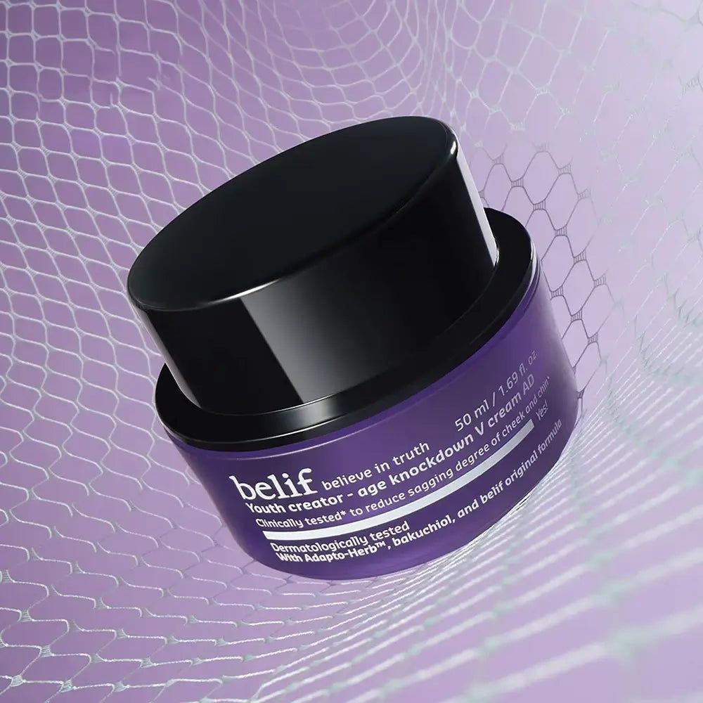 Belif Youth Creator Age Knockdown V Cream in einem violetten Tiegel mit schwarzem Deckel, auf Netz.