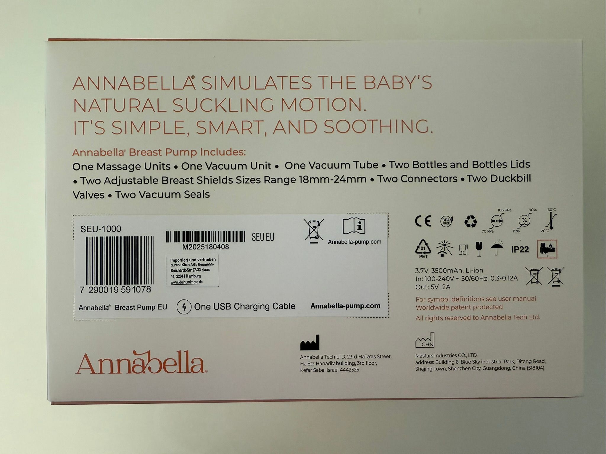 Rückseite der Verpackung. Text: Annabella Breast Pump includes... CE-Zeichen. Barcode. Logo Annabella.