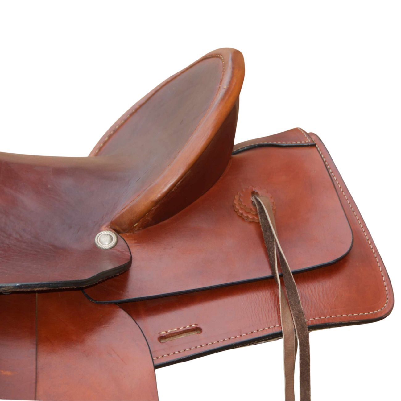 Brauner Westernsattel, Detailansicht. Leder, Steigbügel, Sattelblatt. Hellbraune Nähte. Metallbeschläge.