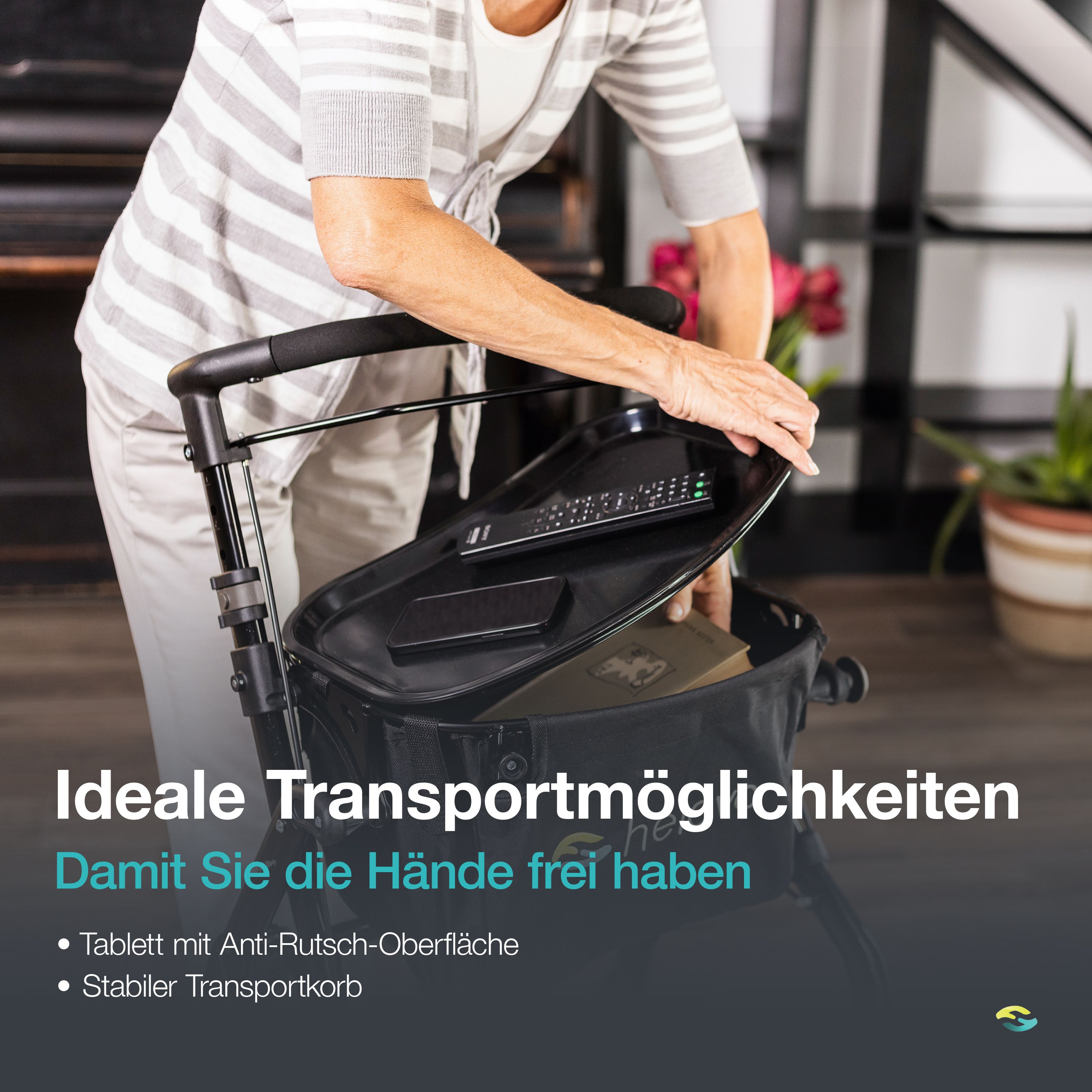 Nahaufnahme: Hände legen Gegenstände auf das Tablett eines Indoor-Rollators.