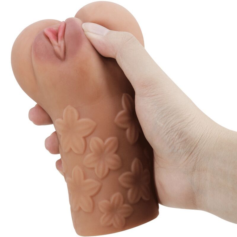 Masturbator, gehalten von einer Hand. Fleischfarben mit Blumenmuster. Gerippter Tunnel. Rosa Lippen.