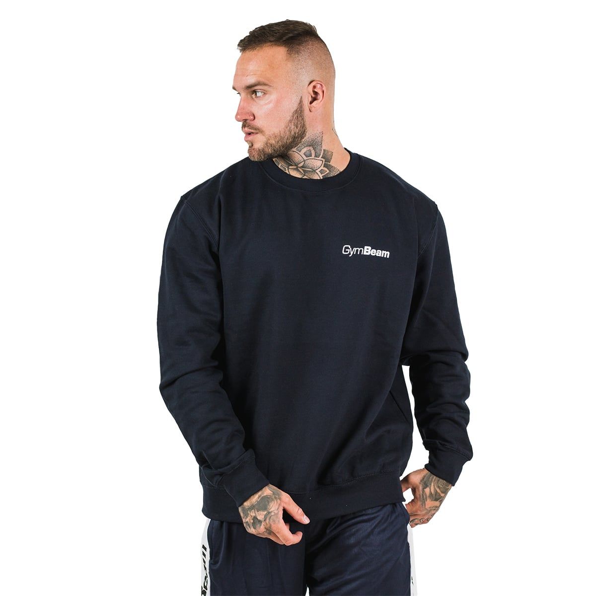 Dunkelblauer Herren Pullover mit lockerem Schnitt und weißem GymBeam Logo auf der Brust.