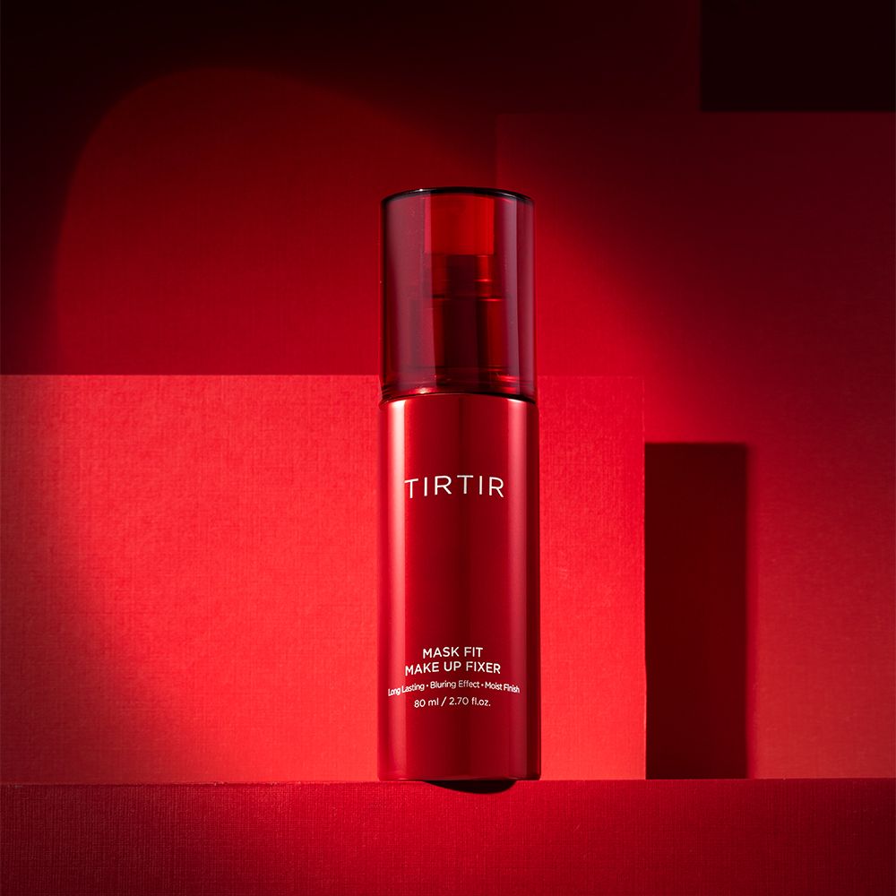 Rote Sprühflasche mit Aufschrift TIRTIR, Mask Fit Make Up Fixer. Auf rotem Hintergrund.