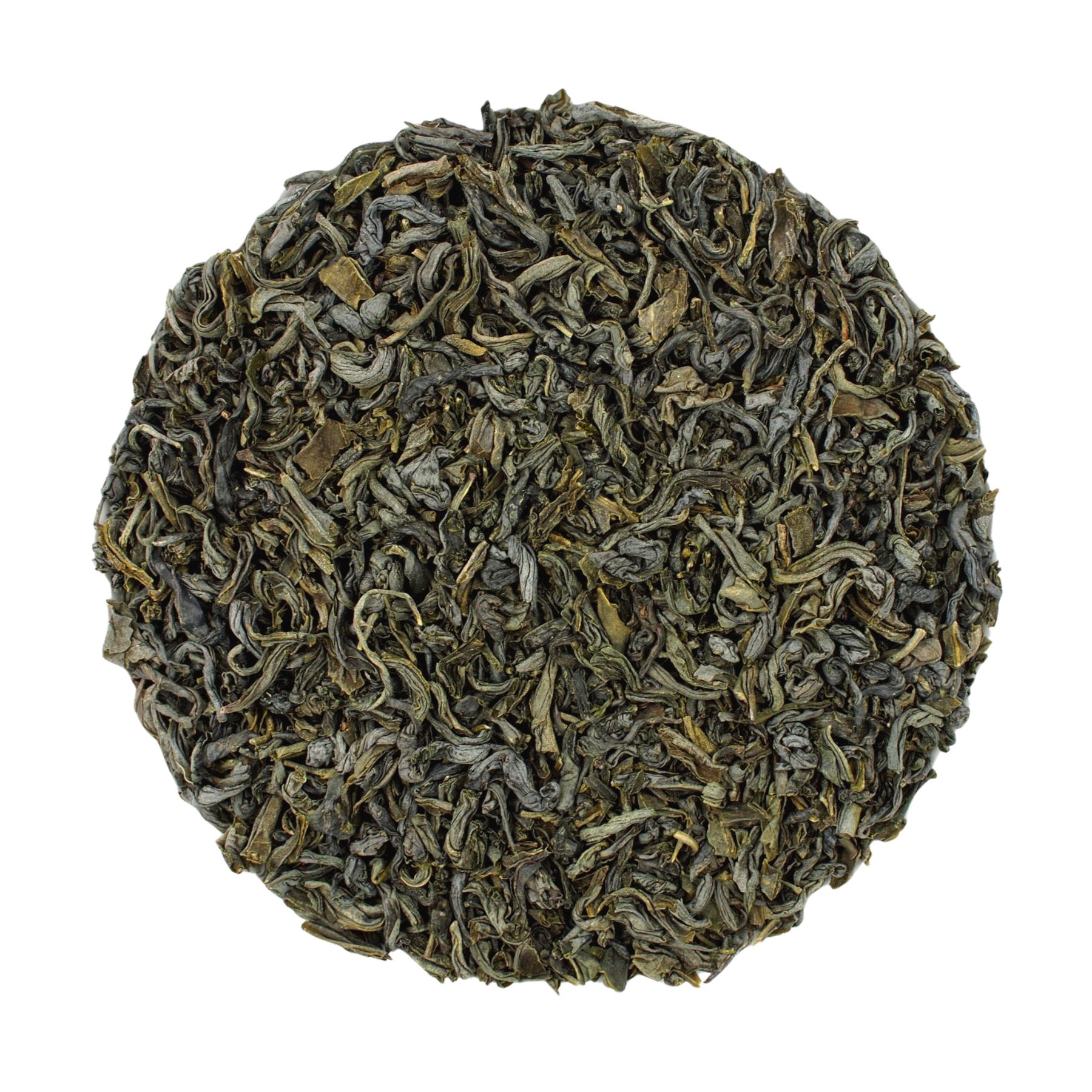 Haufen loser grüner Tee-Blätter, kreisförmig angeordnet. Blätter in verschiedenen Grüntönen, Detailaufnahme auf weißem Hintergrund.
