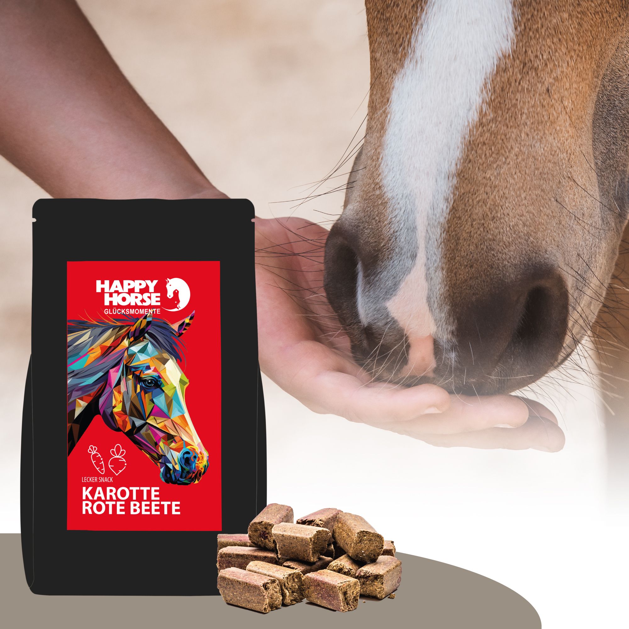 Schwarze Verpackung mit rotem Etikett. Aufschrift: Happy Horse Lecker Snack Karotte Rote Beete. Geformte Snacks daneben. Hand mit Pferd.