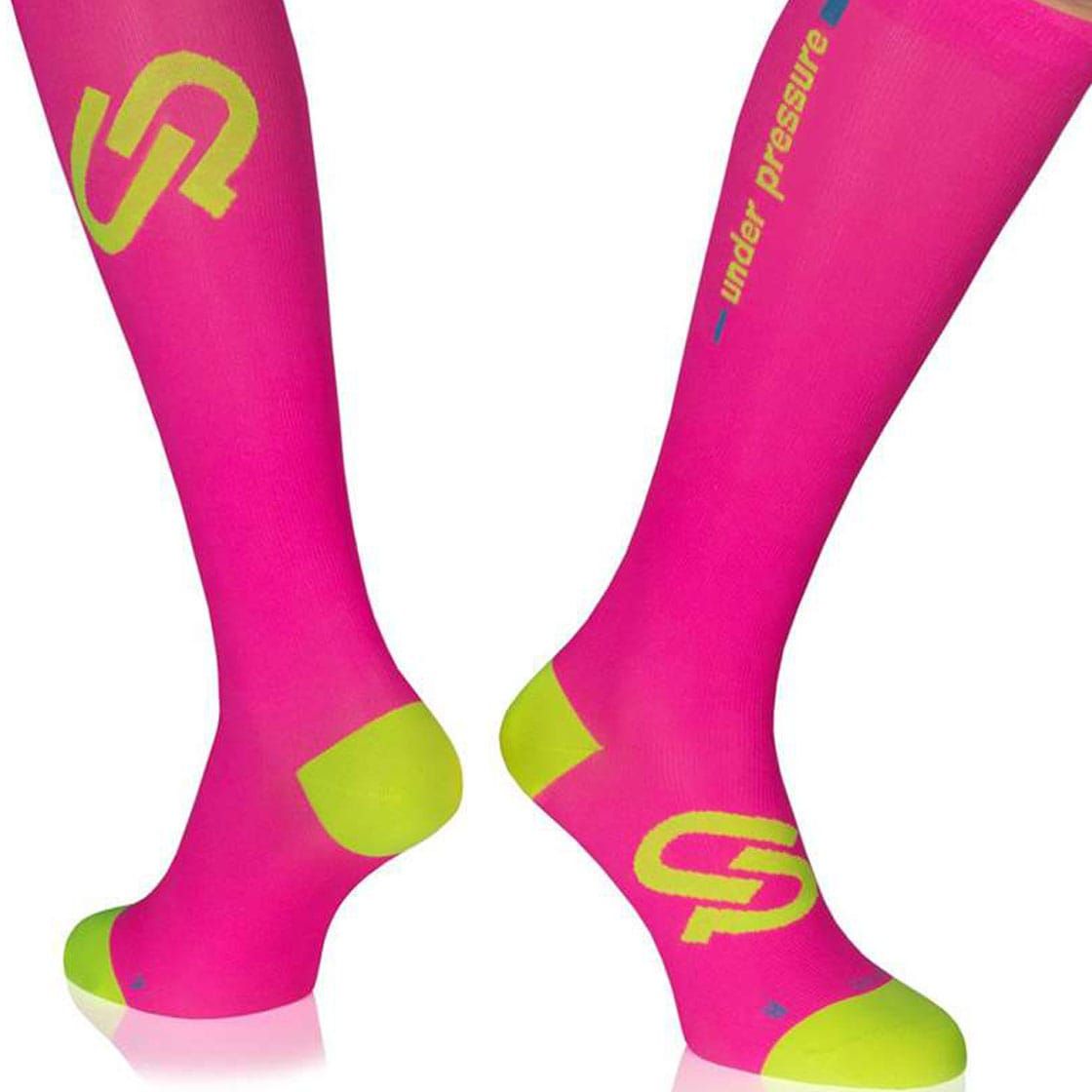 Zwei Kompressionsstrümpfe in Pink mit neongrünen Akzenten. Logo und Schriftzug 'under pressure' sichtbar.