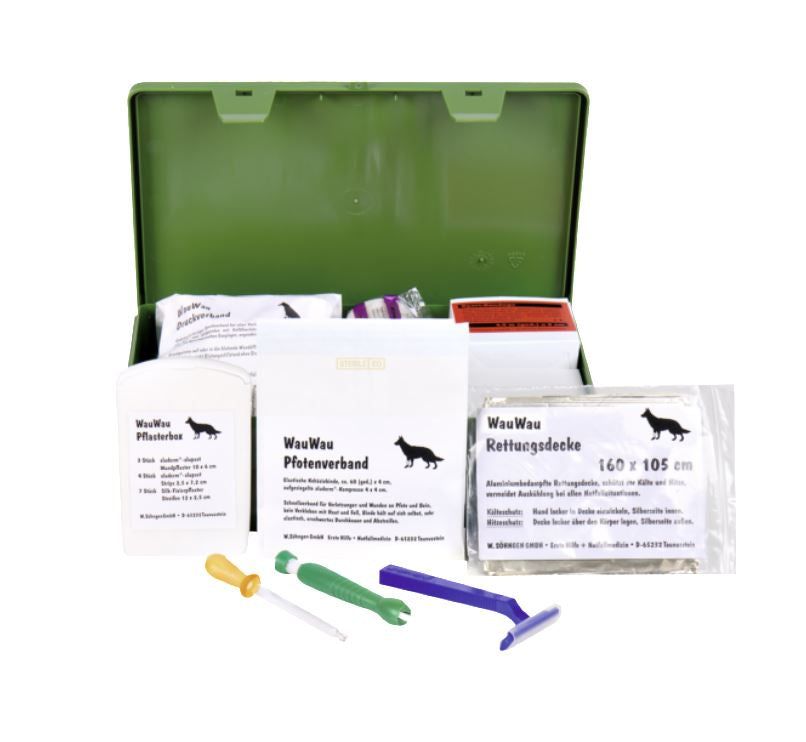 Geöffnete grüne Erste-Hilfe-Box mit Inhalt: Verbandsmaterial, Rettungsdecke, Instrumente. Marke WAU-WAU.
