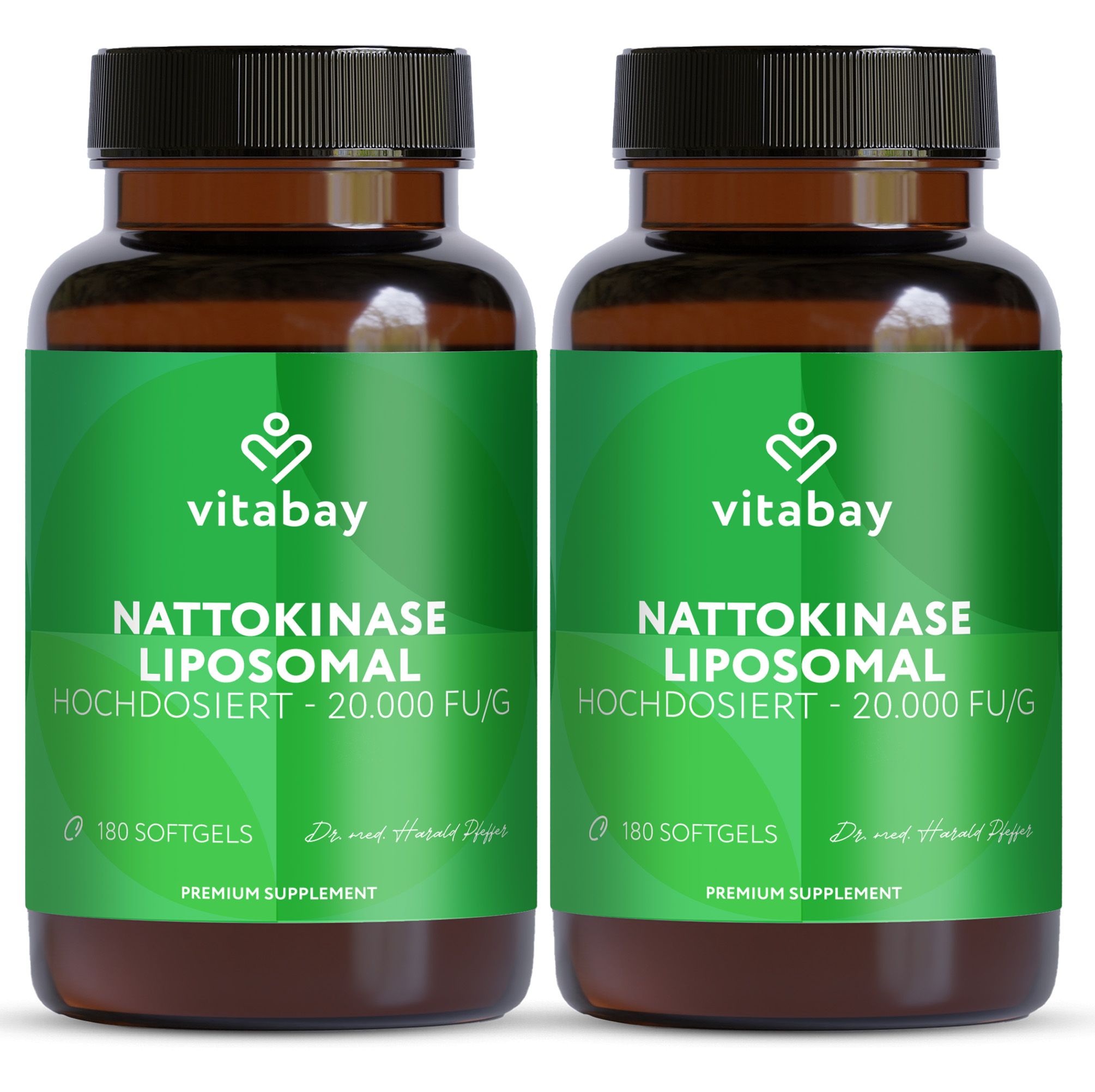 Zwei braune Flaschen mit grünem Etikett. Text: Nattokinase Liposomal, 180 Softgels. Vitabay Logo.