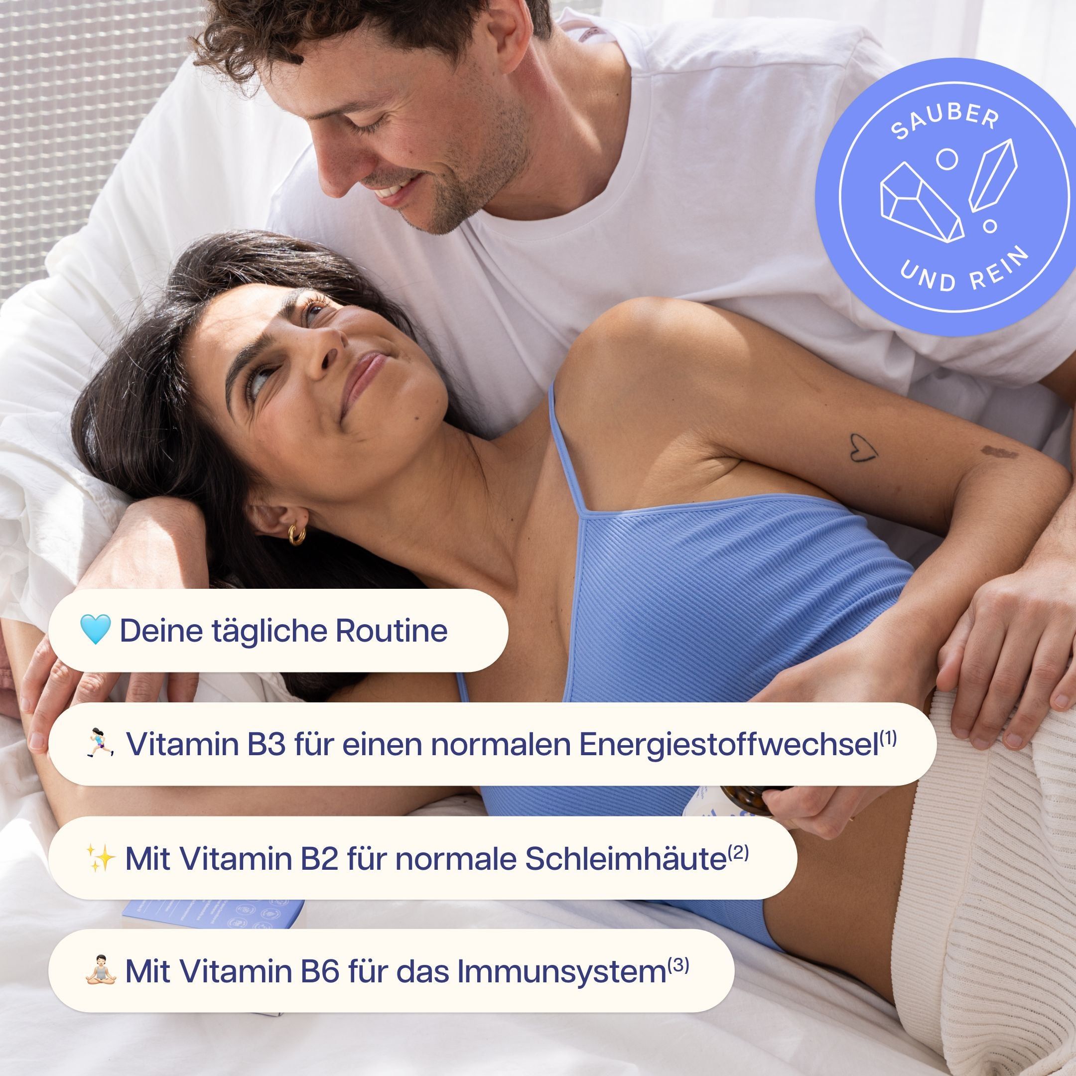Ein Paar liegt im Bett, mit Text-Overlays über tägliche Routine und Vitamine.