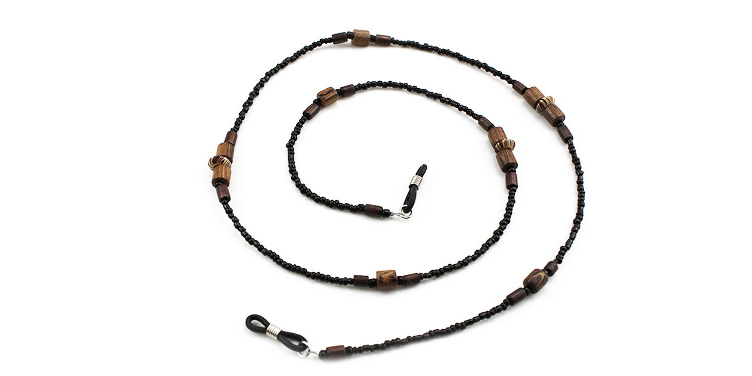 Brillenkette mit schwarzen Perlen und Holzperlen. Metall-Brillenhalterungen. Auf weißem Hintergrund.