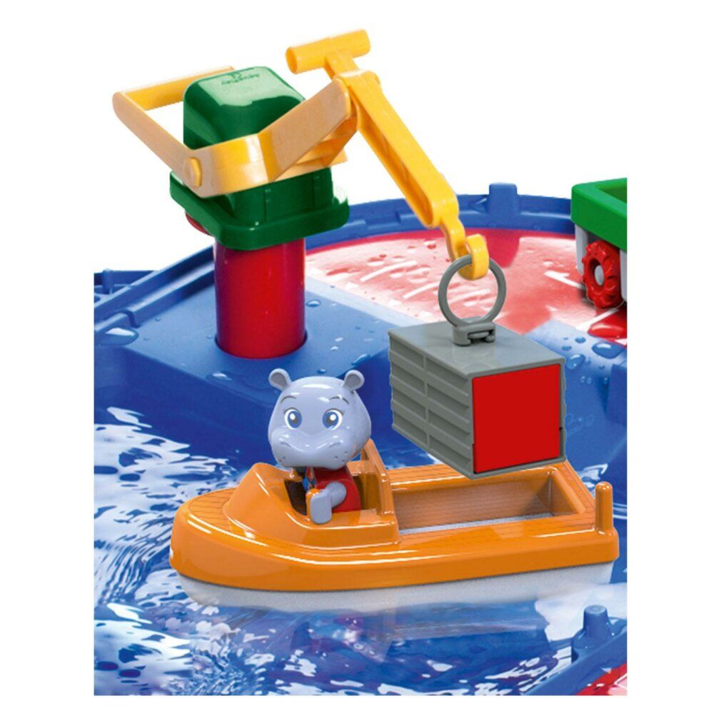 Nahaufnahme eines AquaPlay-Sets. Ein orangefarbenes Boot mit Nilpferd-Kapitän, Kran und Container. Wasser fließt.