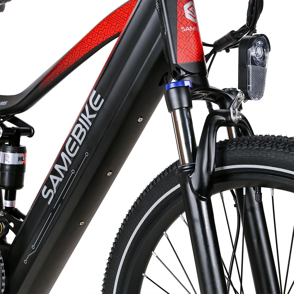 Nahaufnahme des E-Bike-Rahmens. Marke SAMEBIKE sichtbar. Schwarze Farbe mit roten Akzenten.