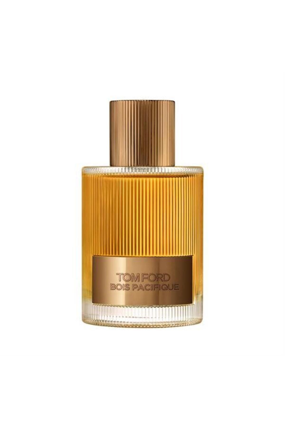 Parfümflakon mit geriffelter Glasstruktur und goldfarbenem Verschluss. Auf dem Etikett steht "TOM FORD BOIS PACIFIQUE".