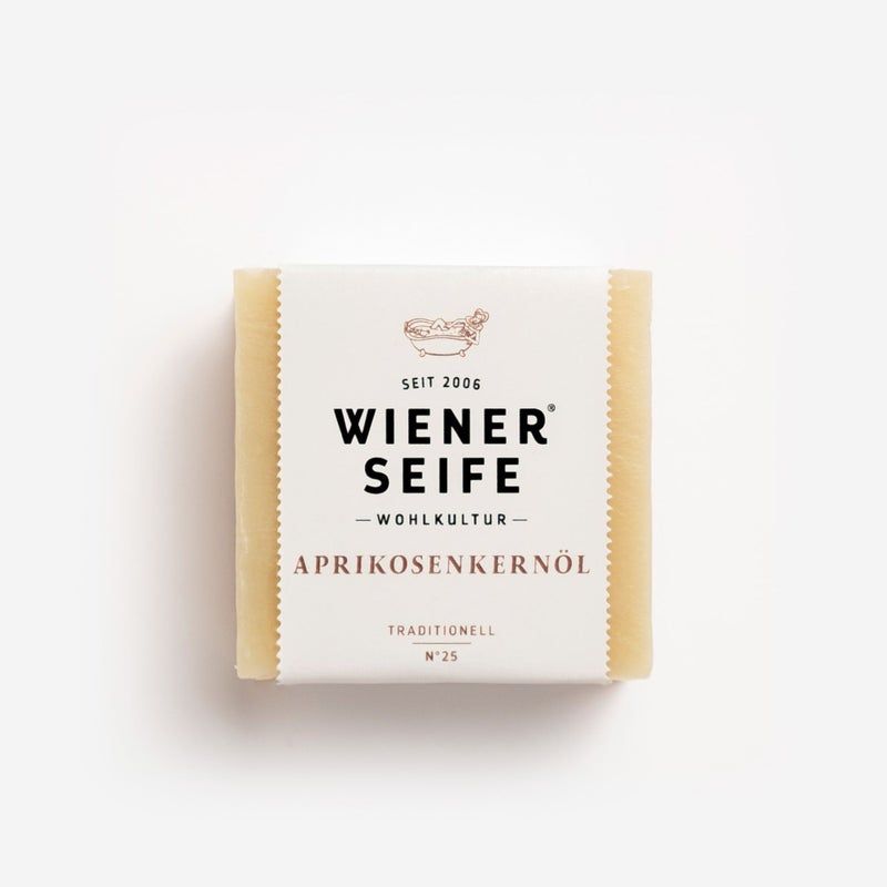 Seifenstück mit Papierbanderole. Aufschrift: Wiener Seife, Aprikosenkernöl, N°25. Seit 2006. Traditionell.