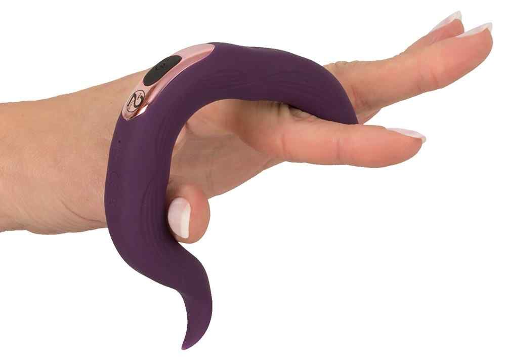 Lila Ring in einer Hand gehalten. Mit Bedienfeld. Für intime Zwecke.