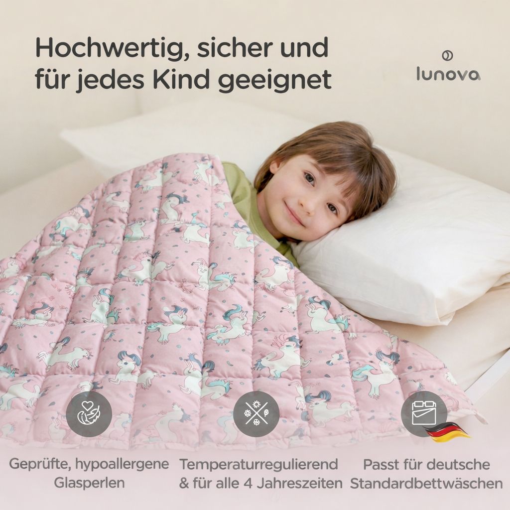 Kind liegt unter rosa Gewichtsdecke mit Einhorn-Motiv, hypoallergen, temperaturregulierend.