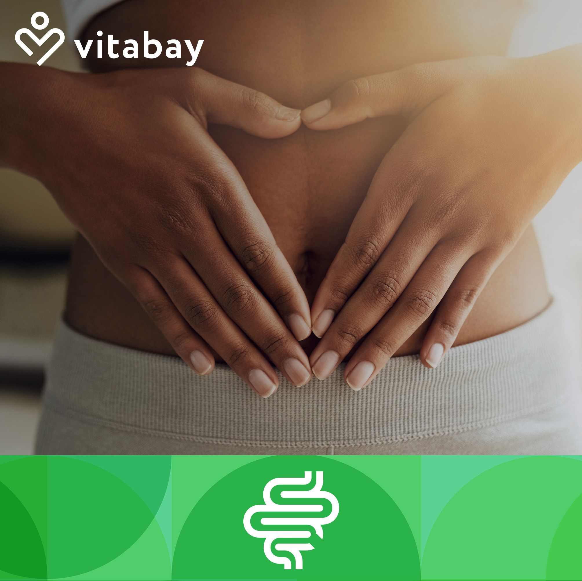 Hände formen Herz über Bauch. Logo Vitabay. Grüner Hintergrund mit weißem Symbol.