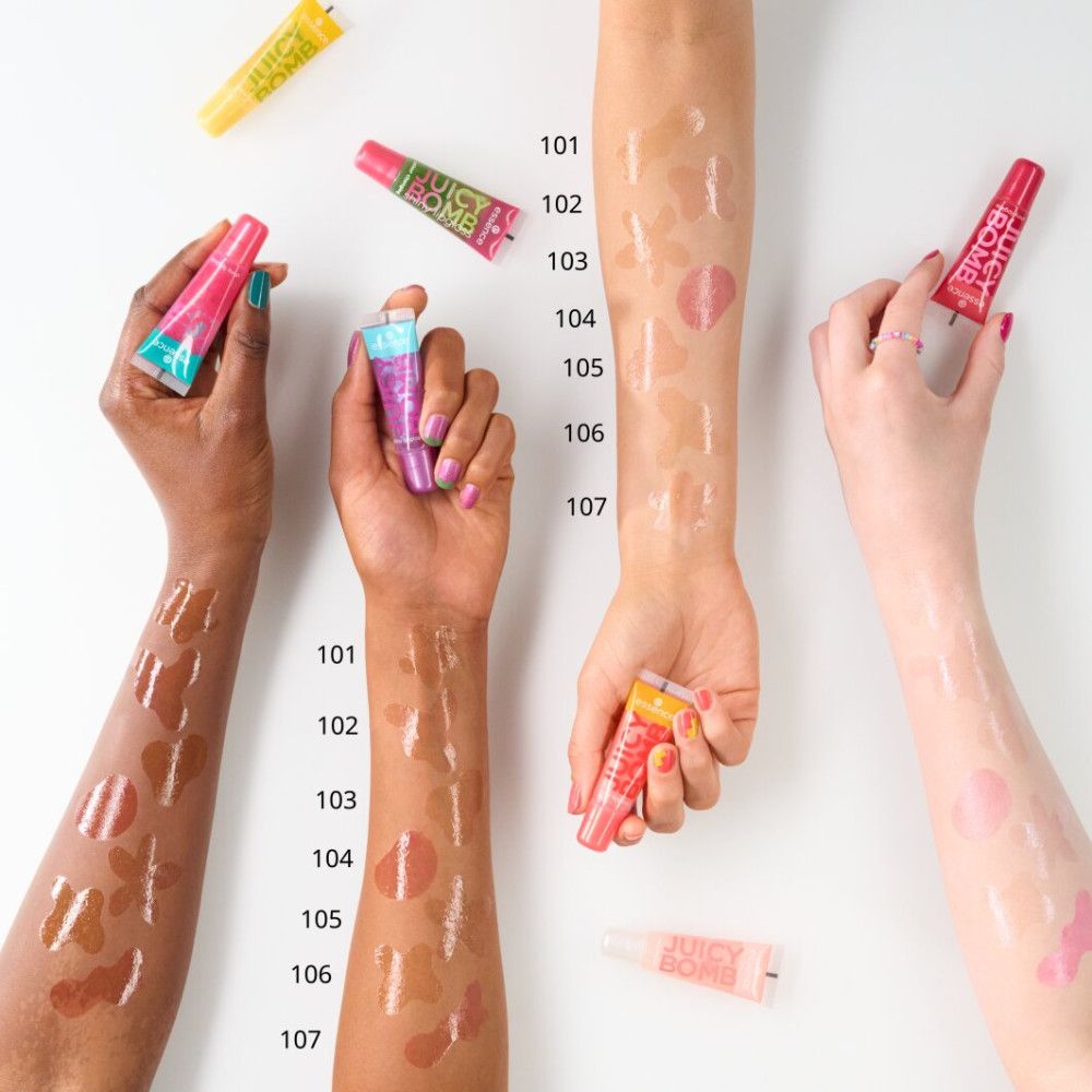 Mehrere Hände mit Lipgloss-Swatches. Verschiedene Farben und Texturen. Produktnamen und Nummern auf den Armen. Mehrere Lipgloss-Tuben.