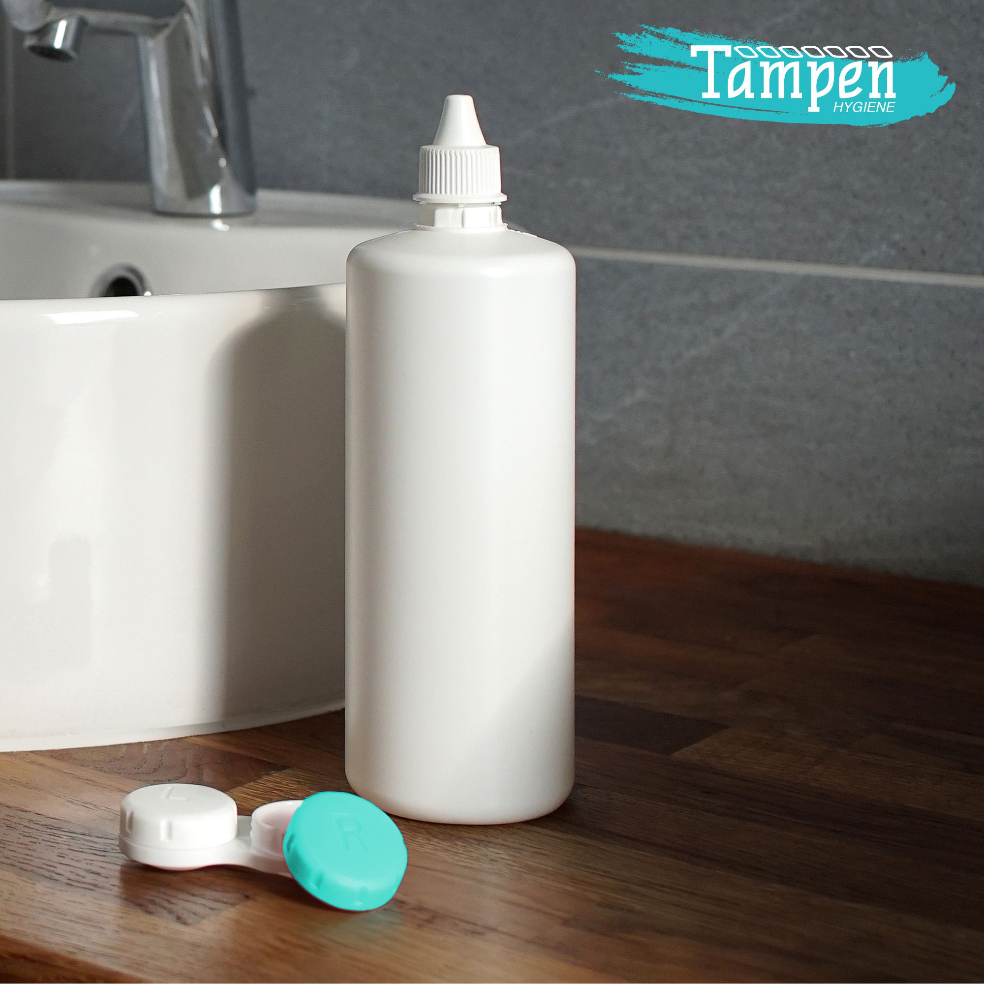 Weiße Kontaktlinsenflasche und grüner Kontaktlinsenbehälter. Marke: Tampen Hygiene.