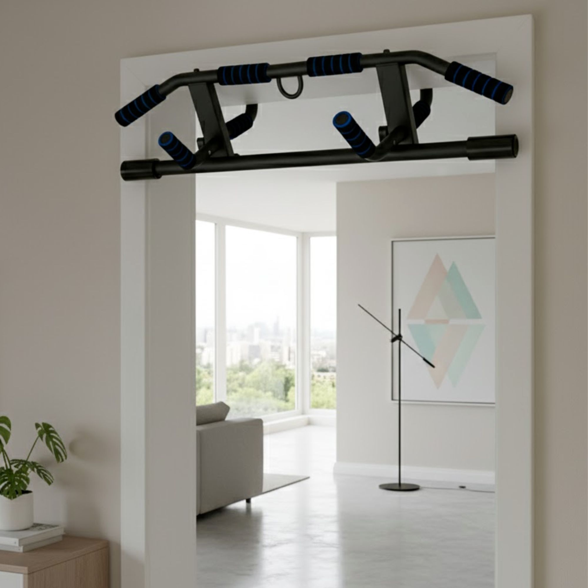 Klimmzugstange für Türrahmen. Schwarze Metallkonstruktion mit blauen Griffen. In einem Wohnzimmer.