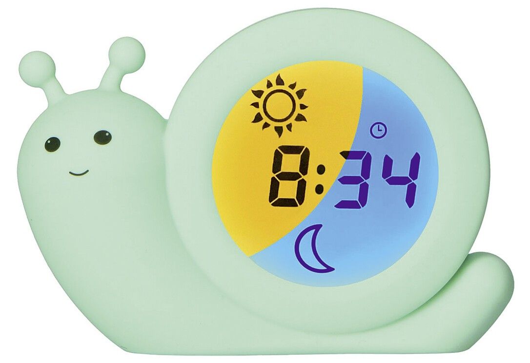 Grüner Schlaftrainer in Schneckenform. Digitalanzeige mit Uhrzeit, Sonne und Mond. Zwei Fühler.