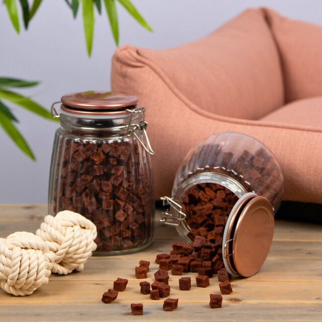 Zwei Gläser mit quadratischen, braunen Würfeln. Deckel mit Metallverschluss. Zubehör: Seil.